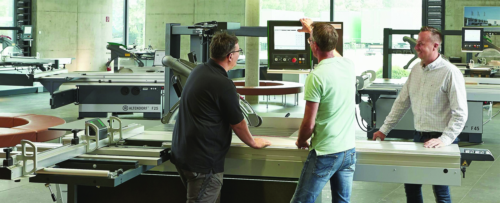 <p>W branży drzewnej dotarliśmy z naszymi produktami do niemal wszystkich firm usługowych i produkcyjnych, a sprzedane przez nas większe lub mniejsze maszyny pracują w każdym zakątku Europy.</p><p>Zbudowanie tak dużej infrastruktury, pozwoliło nam stać się jednym z największych graczy w branży drzewnej oraz prężnie działać w wielu innych sektorach maszynowych.</p>